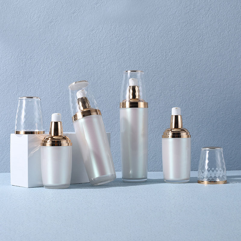 Botella con bomba acrílica en  - Essence Serum Toner reseña y precio
